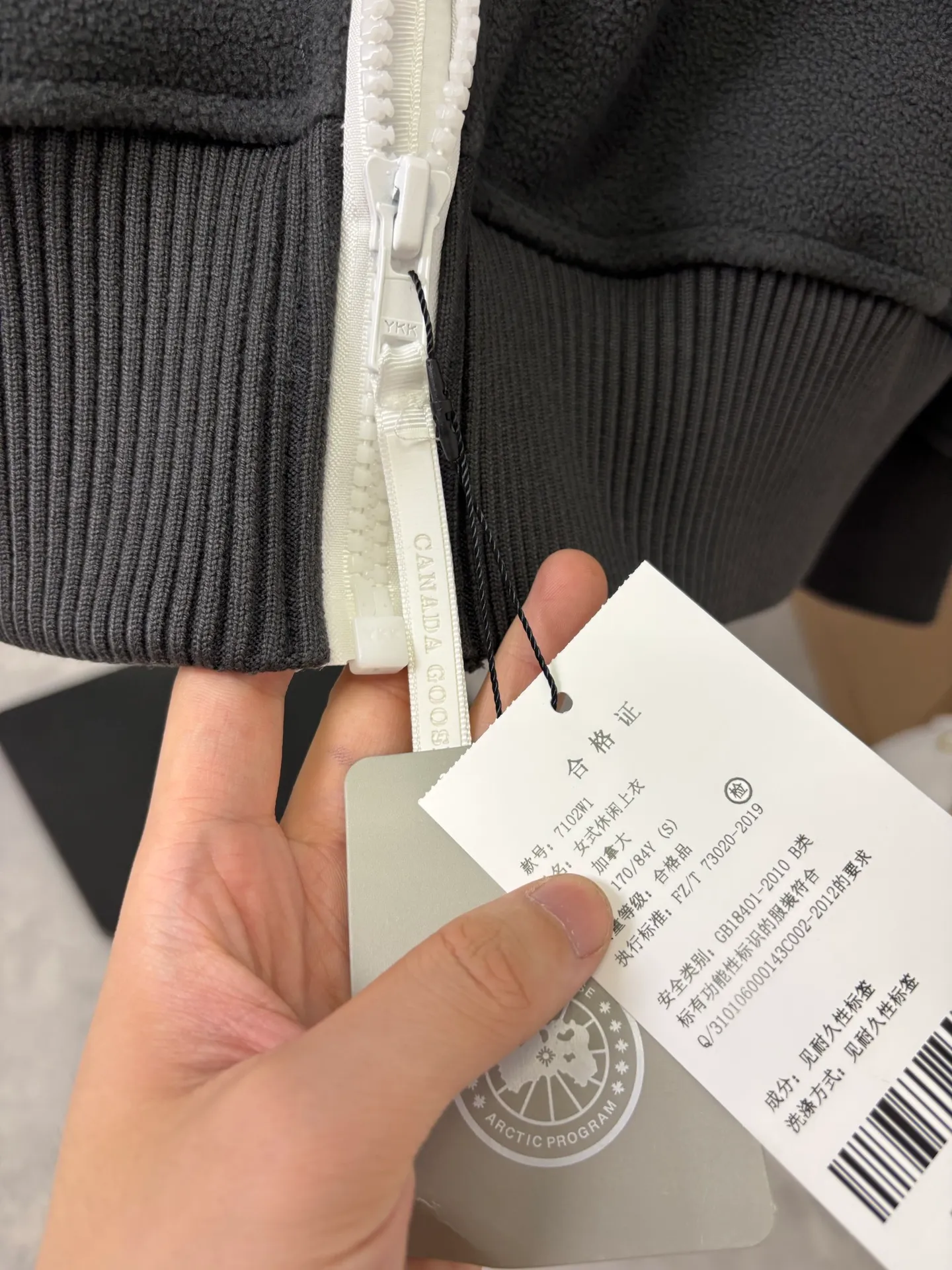 P610 Style number: DC212# [Canada Goose] Canada Goose wool fleece bomber jacket hooded jacket. Classic Chilliwa wool fleece pilot official website 1:1:1 customized model. Canada goose Chilliwa Fce Bomber HUMANATURE, limited white label wool fleece, light gray and white label, really high-end✌️soft and comfortable, not heavy. Buyers who like it should hurry up😈 Color: black gray white Size: S-XL [Picture 9️⃣Size chart]